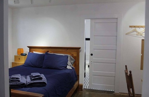 Arsenal House | Unique Modern King William Riverwalk Alamo Stay