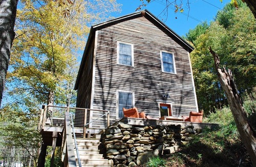 Lansing Cabin | Unique Restored Historic Mill-Creekside,WIFI,Smart TV's,fire pit,fishing
