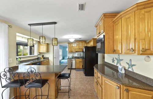 Villa Primera House | Updated Beach Cottage | Steps from the Gulf | Pet Friendly | Rooftop Deck