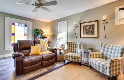 Cotter House | Updated Cotter Cottage: Walk to White River!