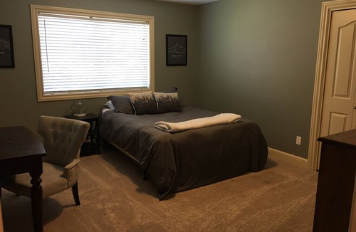 Happy Valley House | UPDATED: Mtn Top Upscale 4br with hot tub, Sauna, Jacuzzi, Mtn Views