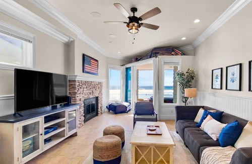 Mission Beach Condo | Upper level beachfront condo w/incredible views, gas fireplace, decks, & W/D