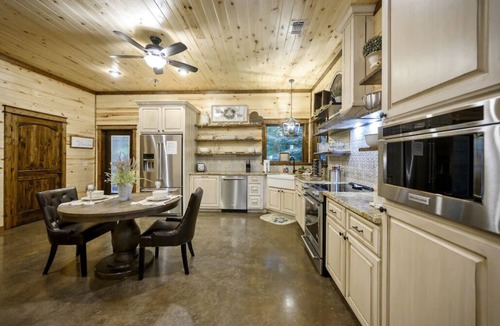 Broken Bow Cabin | Upscale Honeymoon Cabin w/Hot tub, Fireplace and Rain Shower