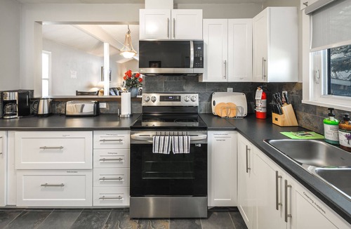 Kingsland House | V@Home Stylish 5BR/2BA Retreat, Central Location, Groups & Families