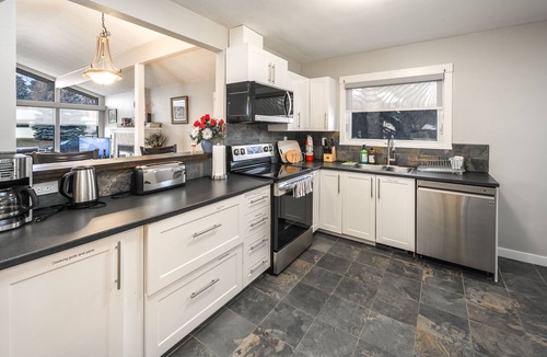 Kingsland House | V@Home Stylish 5BR/2BA Retreat, Central Location, Groups & Families