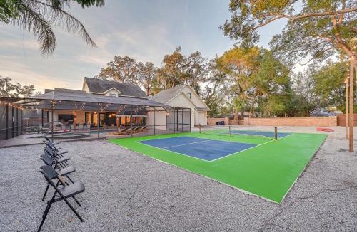 Valrico Villa | Valrico Villa: Pool, Spa, Court & Game Room