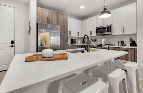 Ruskin Apartment | Vibrant 1-Bedroom Paradise: Pool & Gym Bliss