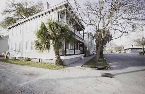 Savannah Victorian District House | Victorian District Gem ★ Walk to Forsyth Park, popular local eateries, & shops!