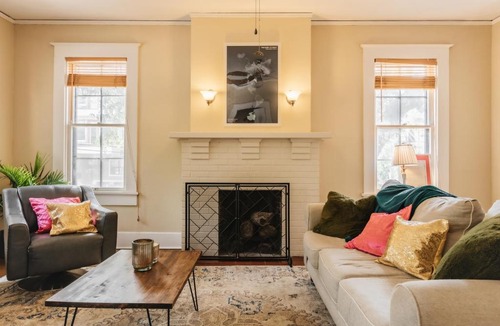 West Campus Apartment | Victorian Gem near UT Perfect for Back to School, Football, ACL & F1 with Free Parking