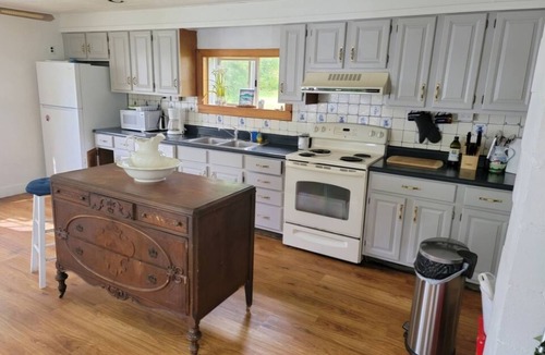 Mac Mahan House | Views! Lake front 3-bedroom house with WiFi in charming Bath