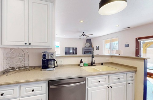 Barelas House | Visiting ABQ for a conf? Home centrally located get anywhere in the city in 20m.