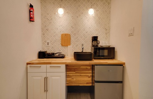 Bellepoint Apartment | Walk Downtown! Hinton Historic District Studio