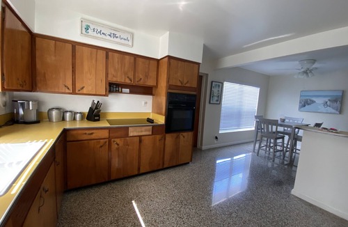 Largo House | Walk to Beach, restaurants and shops “The Estate” a truly vintage home