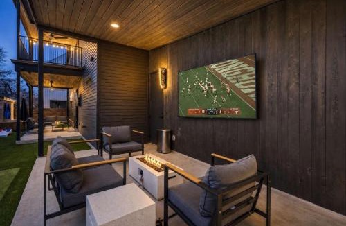 East Cesar Chavez House | Walk to Downtown Sleeps 16 MiniPutt GameRoom