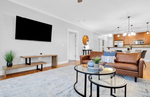 Old West Broad Neighborhood House | Walkable South Historic District 2BDR Retreat Near Forsyth Park | The Juliette