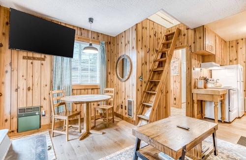 Government Camp Cabin | Warm & cozy cottage with a wood stove in a great Government Camp location