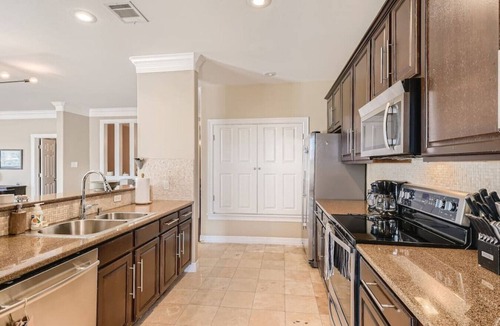 West Campus Apartment | Warm Suburban 3BR Townhome near DT