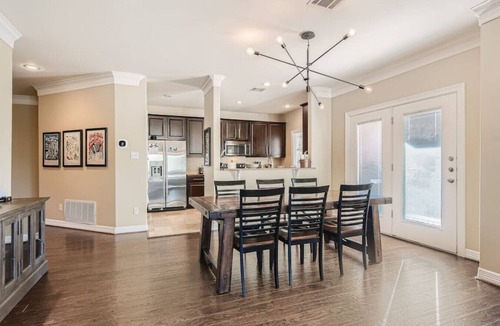 West Campus Apartment | Warm Suburban 3BR Townhome near DT