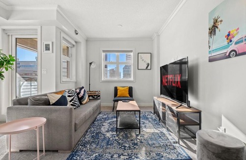 Calgary Chinatown Apartment | Waterfront 2 Bedroom And 2 Bath Downtown Urban Escape