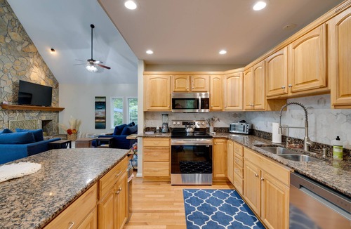 Pine Top House | Waterfront Hartfield Vacation Rental w/Dock!