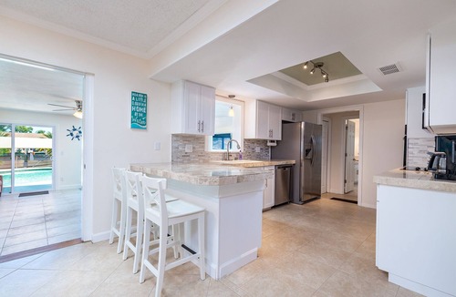 Bay Crest Park House | WATERFRONT RESORT! ON TAMPA BAY WITH SALT HEATED POOL KAYAKS & PADDLEBOARDS 5BDR