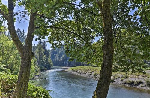 Troutdale House | Waterfront Troutdale Hideaway: Sandy River Fishing