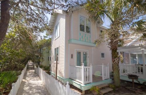 Seaside House | Waves l Community Heated Pool l Close to Town Square & Private Beach Access l Dog Friendly
