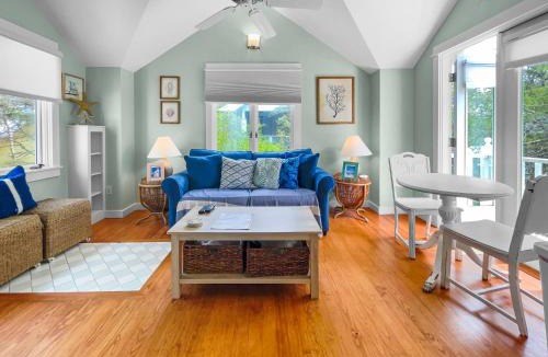 Seaside House | Waves l Community Heated Pool l Close to Town Square & Private Beach Access l Dog Friendly