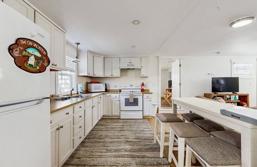 Boothbay Harbor House | Well-located, dog-friendly home - walk to footbridge & Barrett Park