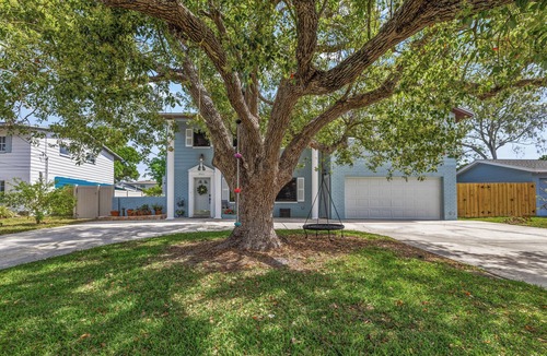 Bay Crest Park House | West Tampa gem- 10 min from airport, community boat ramp, backyard playground!