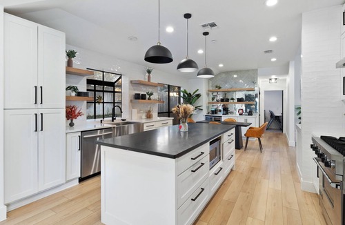 Wetmore House | White Lotus - Entertainers dream! Pool, Hot tub, Game room, Mini golf!
