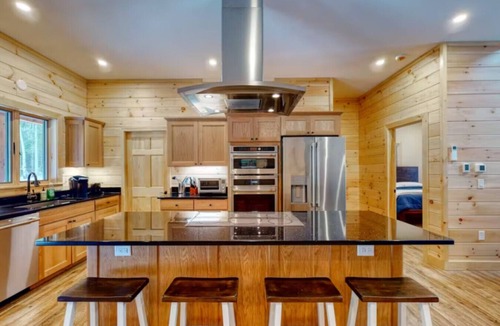 Beaver Cove Cabin | Wicked Moose Cabin* Waterfront*Sleeps 12* Hot Tub* Pet Friendly*Large Dock