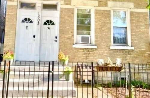 Noble Square Apartment | Wicker Park by Downtown and the Salt Shed Last Minute Deal 149.00 August 9-14