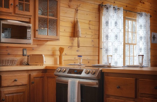 Mac Mahan Cabin | Wiggleswick Cottage; Dogs Welcome Certified! No pet fees or breed restrictions