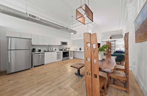 Gaslamp Quarter Apartment | Woolworth Loft – Gaslamp 4BR Downtown Pad w/Tub