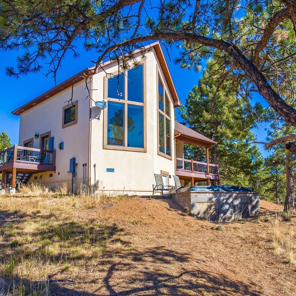 Gorgeous Mountain Cabin on 35 acres! Hot-tub & Spectacular views of Pikes Peak!
