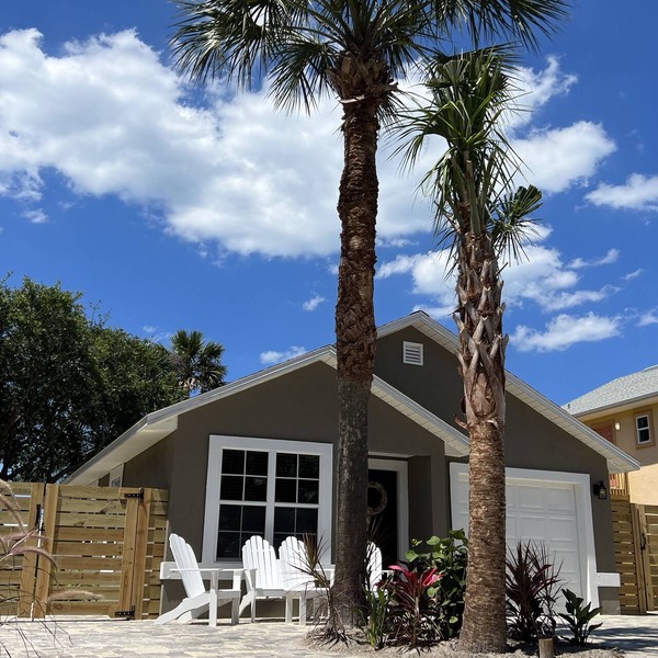 ~Sea Salt Sanctuary~Plush Beach Refuge~Bikes Kayaks SUPs Fire Pit~