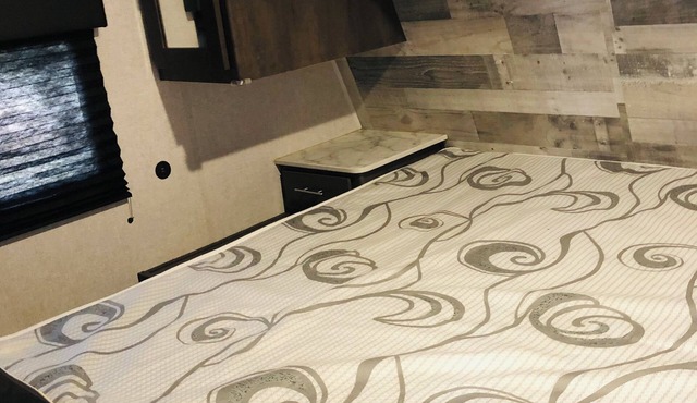 1-bdrm 32 ft RV sleeps 6. Mt. Magazine in view and Blue Mtn Lake within 5 miles.