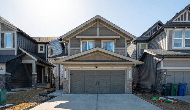 1 hr to Banff – Convenient for families and group travellers.