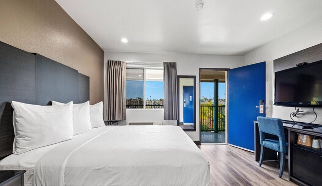 1 Queen Bed|Nsmk,Mini Fridge