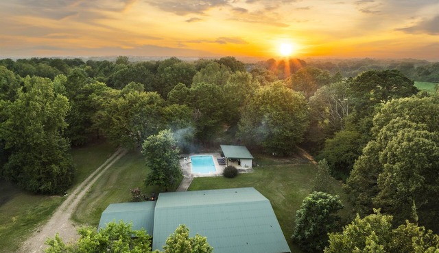 10 Acre retreat for groups and events sleeps 34. Pickleball court & pool