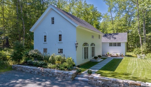 1832 Carriage House, meticulously remodeled, in the center of Blue Hill