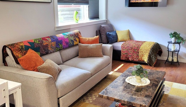 2-bedroom lower suite. 10 mins to downtown, Calgary Zoo, Saddledome & Max Bell