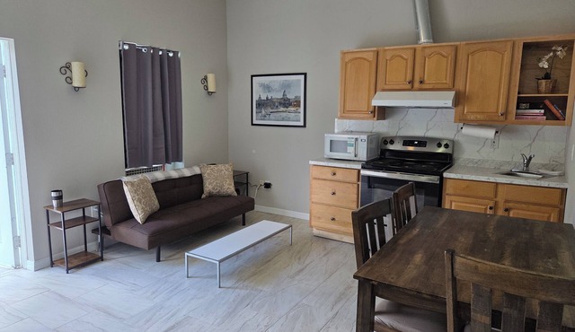 2-bedroom villa in tranquil Tampa with cool AC breeze