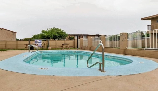 2 Great Value Rooms | 2 Queen Beds Off Hwy 90 W Perfect for Long or Short Stays