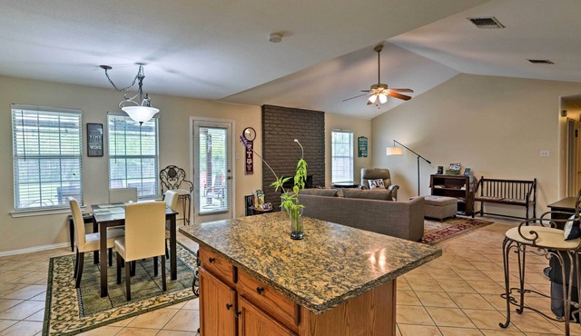 2 Mi to Lake Mcqueeny: Gem w/Covered Patio