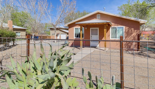 2 Mi to Old Town ABQ! Cozy Desert Retreat