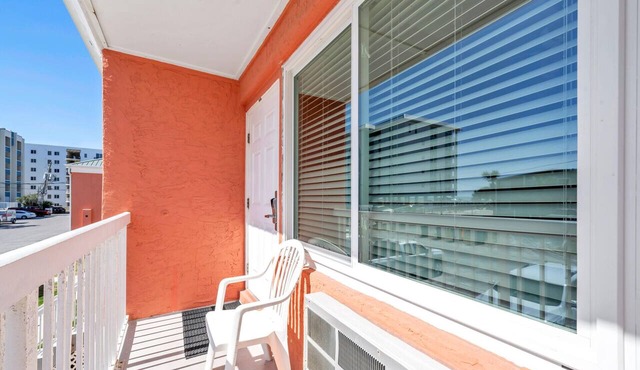 202 Tropical Isle Studio Suite- Steps to Beach! JULY SALE