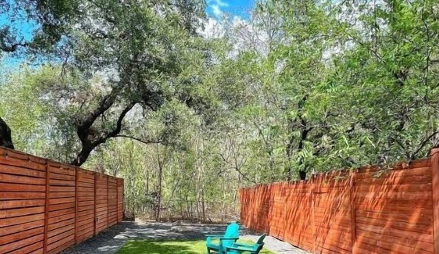 2B3B+Studio: Great yard+deck mins to downtown