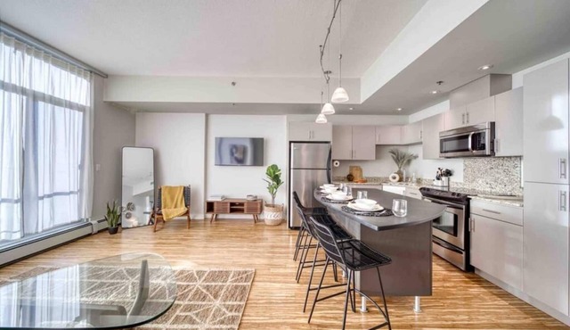 2BR Condo in Beltline near Restaurants & Shops including Parking